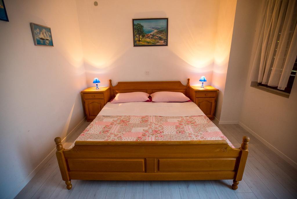 Apartments And Rooms Mare-Monti Starigrad Paklenica Exterior foto