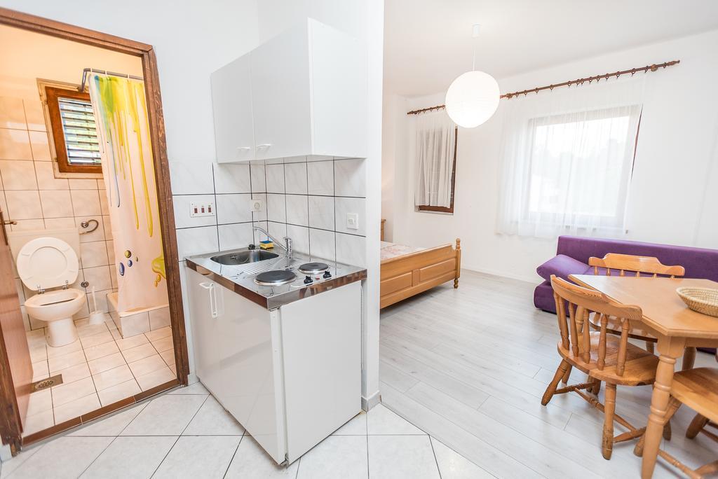Apartments And Rooms Mare-Monti Starigrad Paklenica Exterior foto