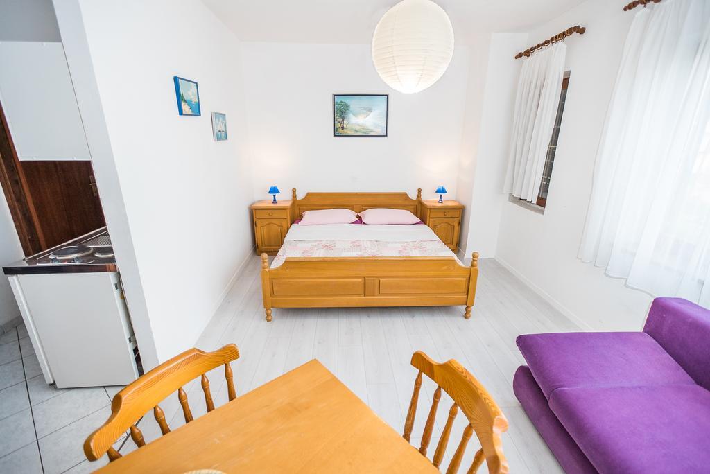Apartments And Rooms Mare-Monti Starigrad Paklenica Exterior foto