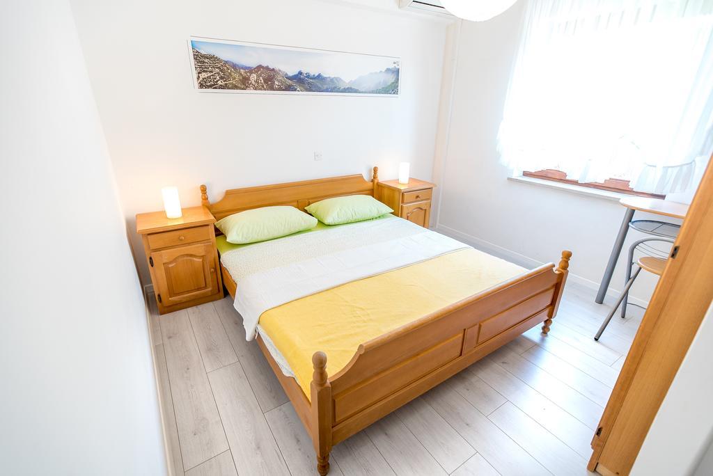 Apartments And Rooms Mare-Monti Starigrad Paklenica Exterior foto