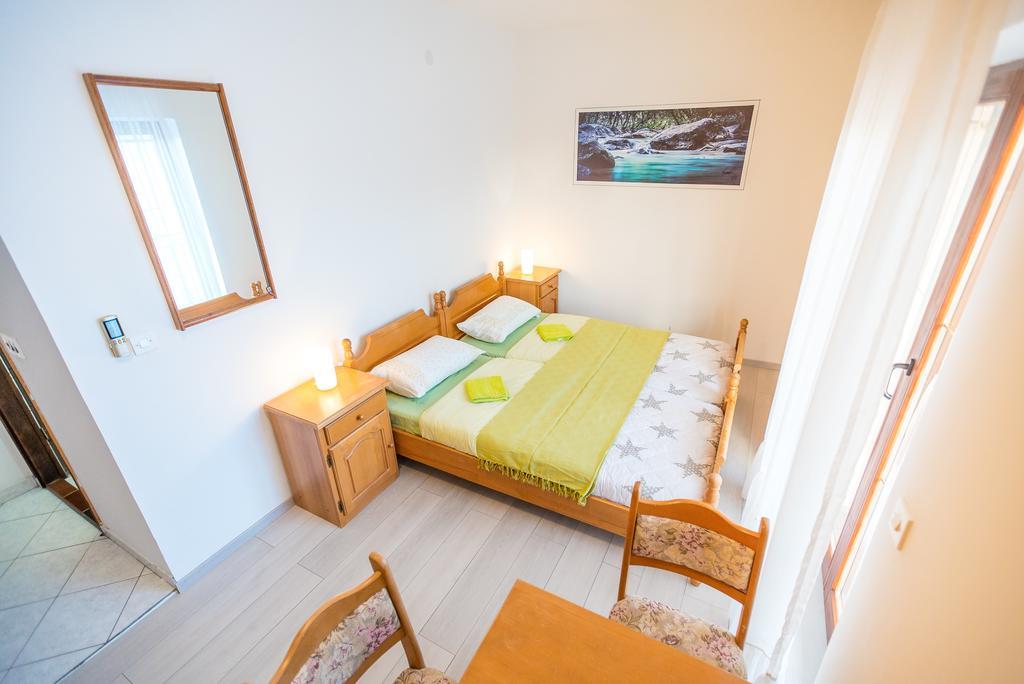 Apartments And Rooms Mare-Monti Starigrad Paklenica Exterior foto