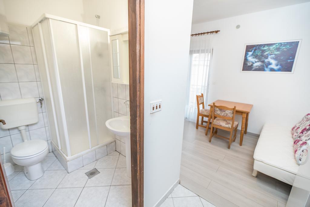 Apartments And Rooms Mare-Monti Starigrad Paklenica Exterior foto