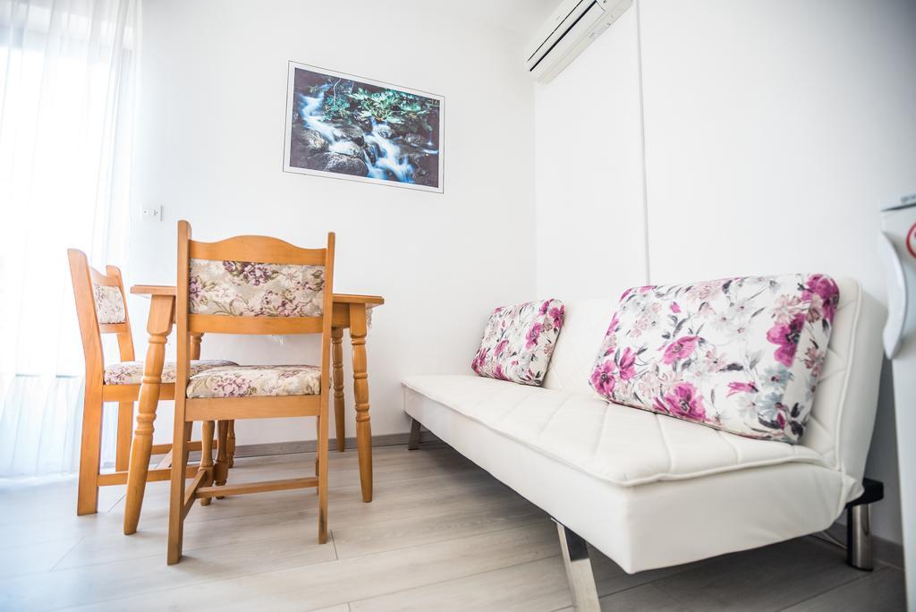 Apartments And Rooms Mare-Monti Starigrad Paklenica Exterior foto