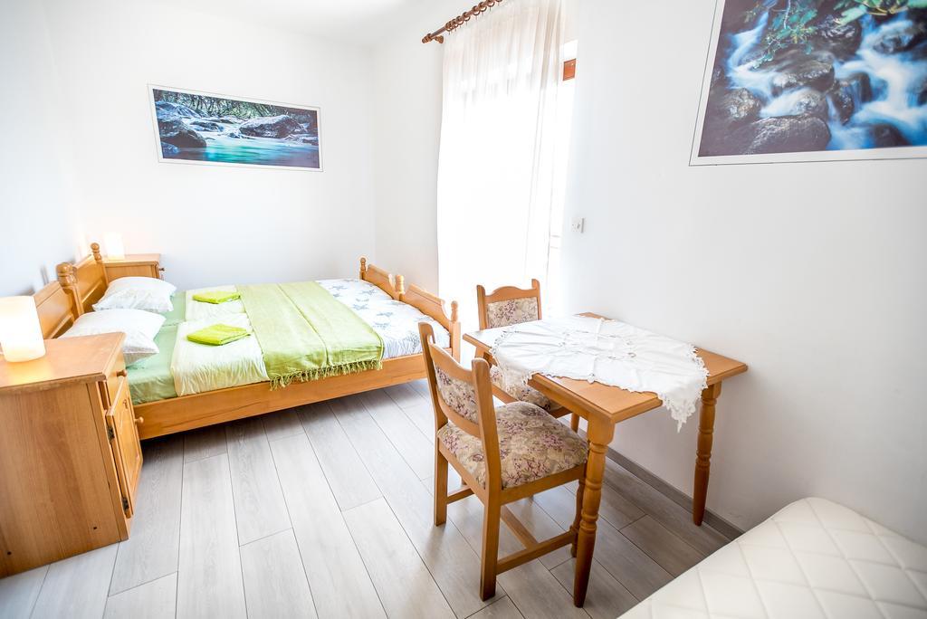 Apartments And Rooms Mare-Monti Starigrad Paklenica Exterior foto