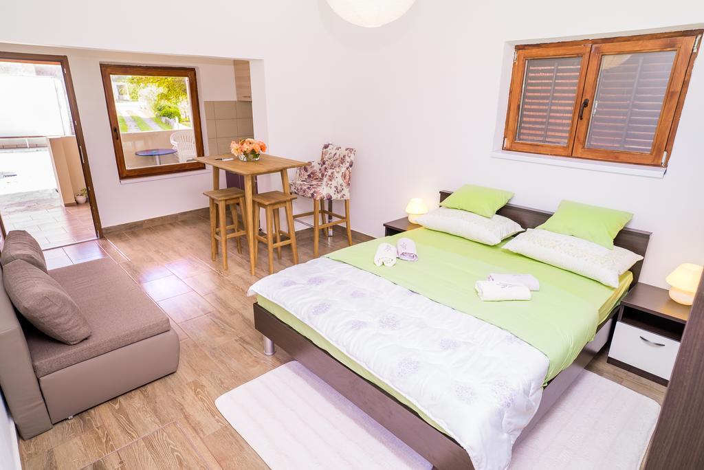 Apartments And Rooms Mare-Monti Starigrad Paklenica Exterior foto