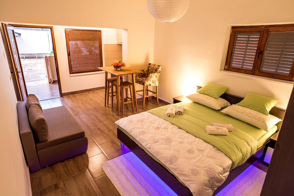 Apartments And Rooms Mare-Monti Starigrad Paklenica Exterior foto